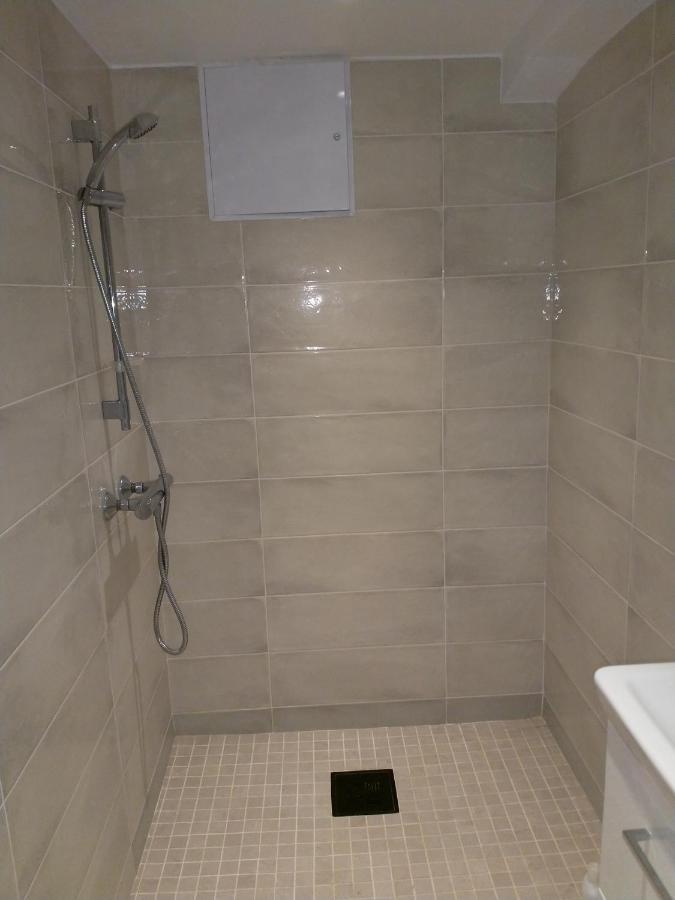 Renovated Semi- Basement 2 Bedrooms Furnished Apartment - Close To Everything In มอสส์ ภายนอก รูปภาพ