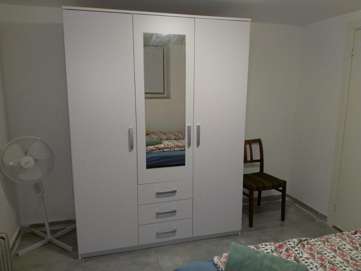Renovated Semi- Basement 2 Bedrooms Furnished Apartment - Close To Everything In มอสส์ ภายนอก รูปภาพ