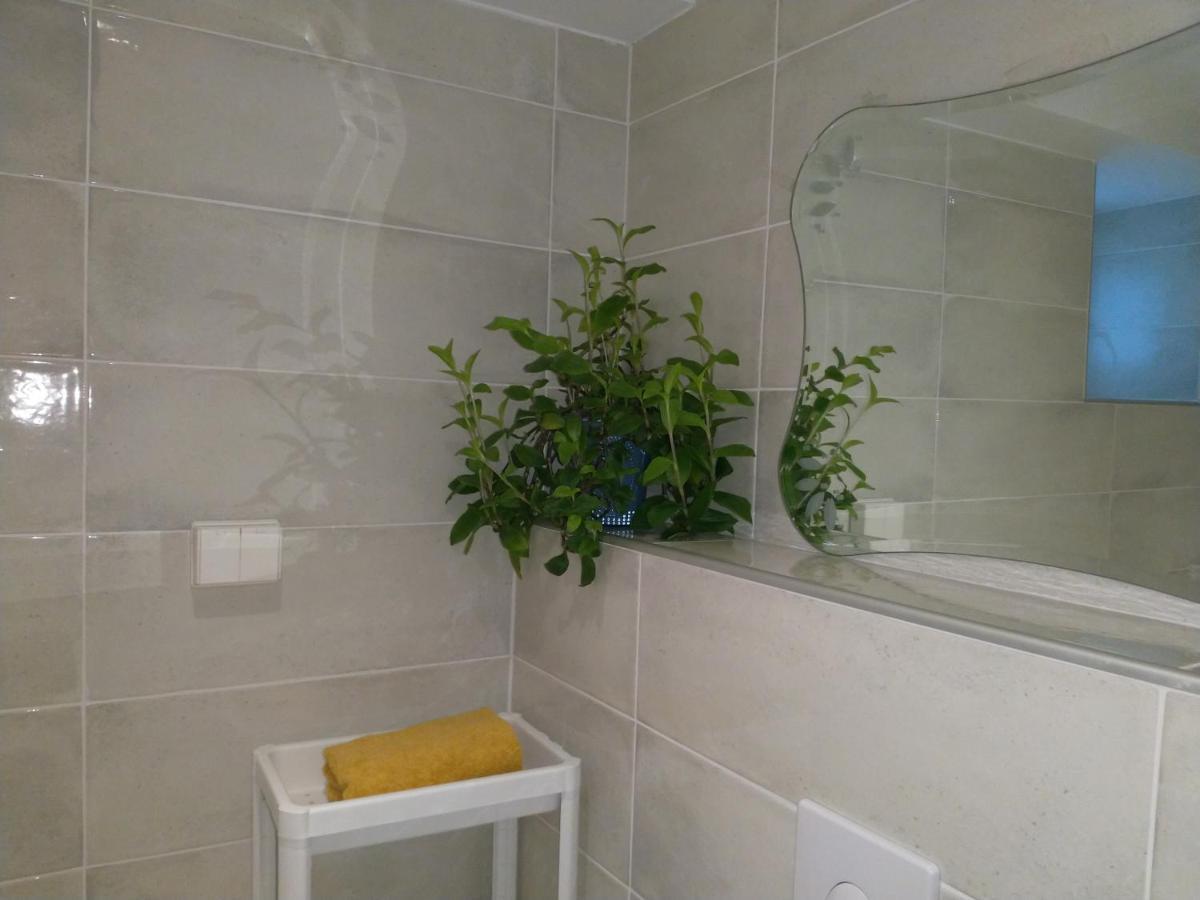 Renovated Semi- Basement 2 Bedrooms Furnished Apartment - Close To Everything In มอสส์ ภายนอก รูปภาพ