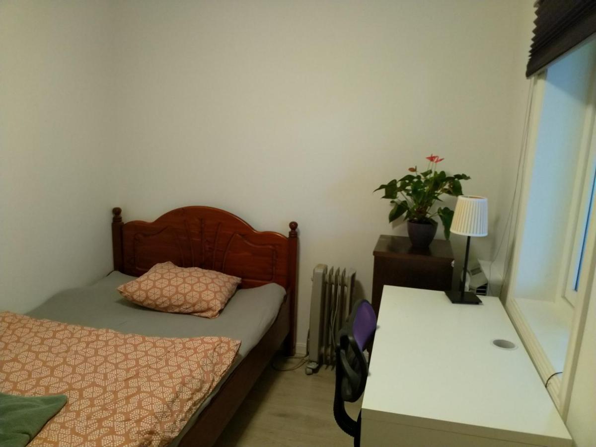 Renovated Semi- Basement 2 Bedrooms Furnished Apartment - Close To Everything In มอสส์ ภายนอก รูปภาพ