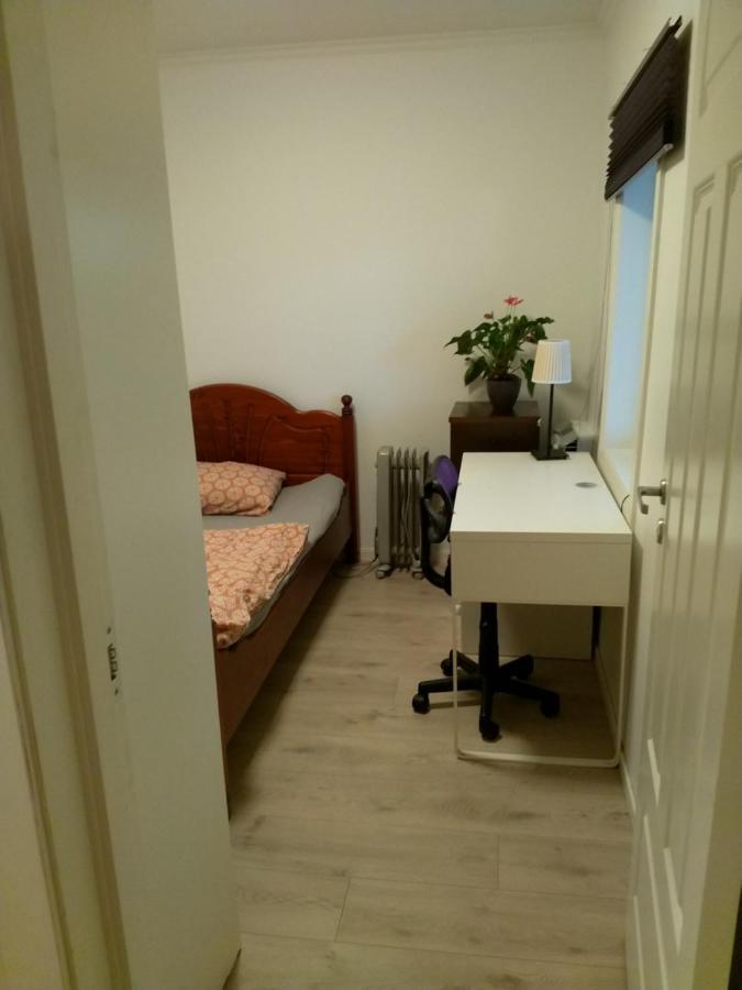 Renovated Semi- Basement 2 Bedrooms Furnished Apartment - Close To Everything In มอสส์ ภายนอก รูปภาพ
