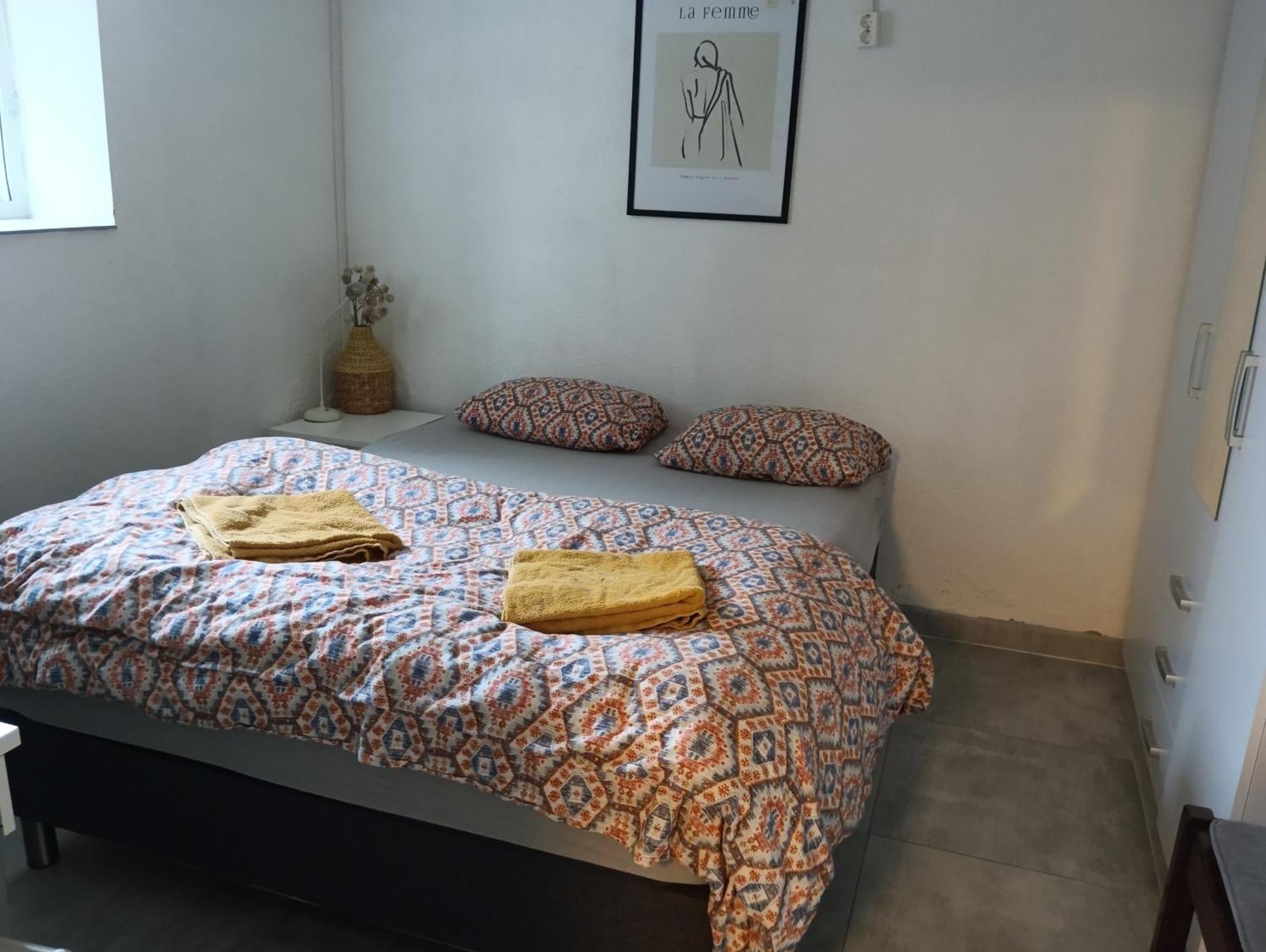 Renovated Semi- Basement 2 Bedrooms Furnished Apartment - Close To Everything In มอสส์ ภายนอก รูปภาพ