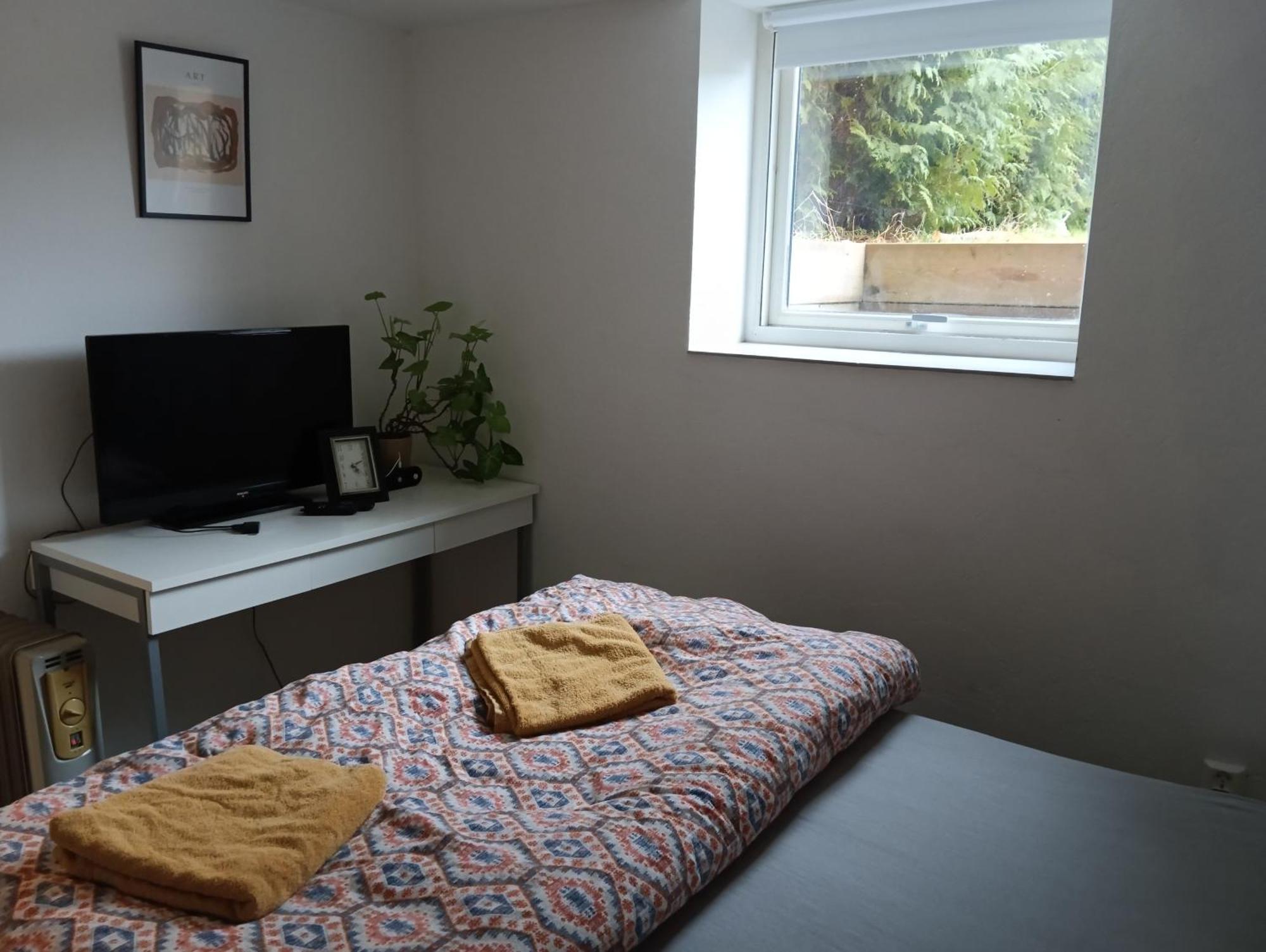 Renovated Semi- Basement 2 Bedrooms Furnished Apartment - Close To Everything In มอสส์ ภายนอก รูปภาพ